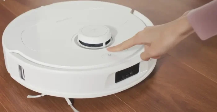 Roborock QR 798 i aktion på et hårdt gulv