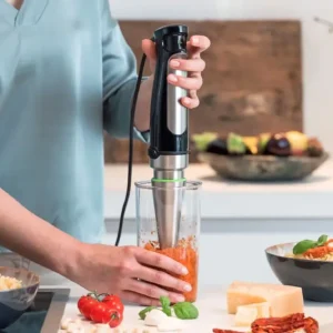 Stavblender bedst i test (2026): Top 10 modeller til dit køkken sda-kitchen-appliances-woman-preparing-pasta-sauce-with-braun-stick-mixer
